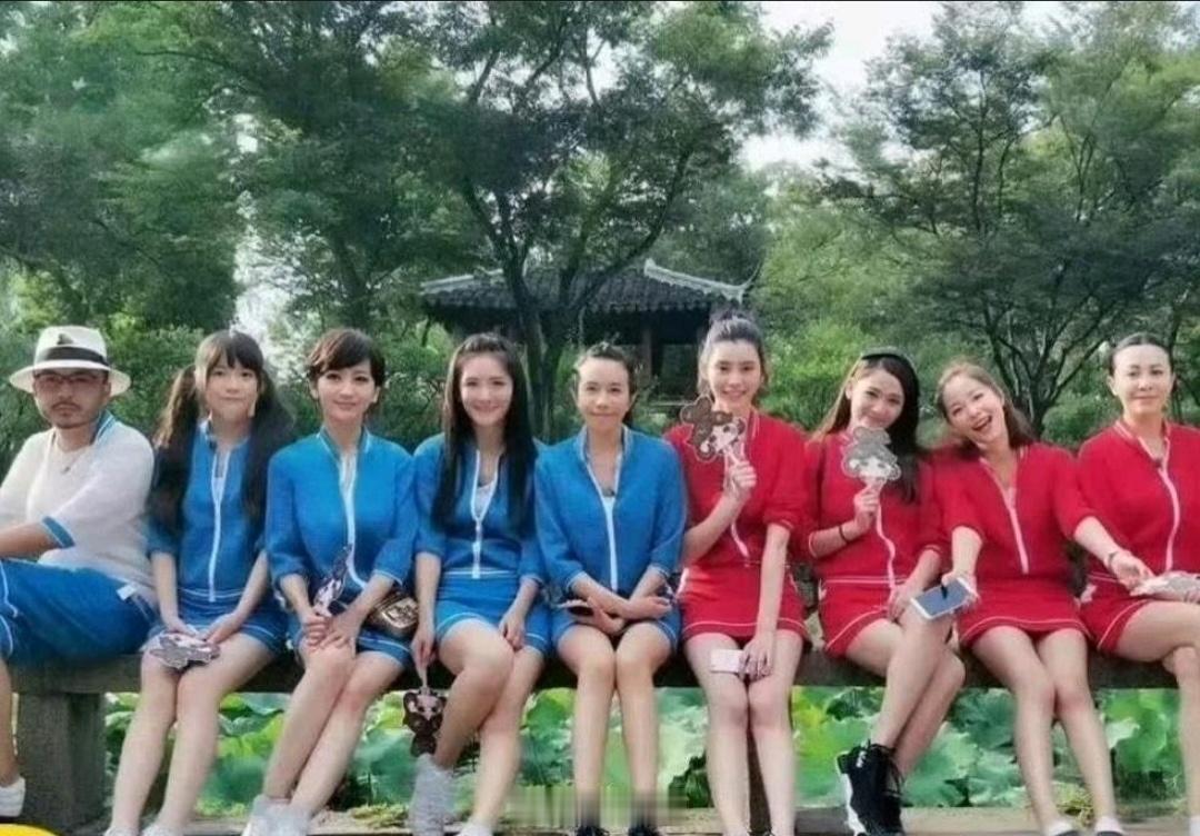 莫文蔚的腿不是开玩笑的，连超模奚梦瑶坐在她旁边腿都被比下去了