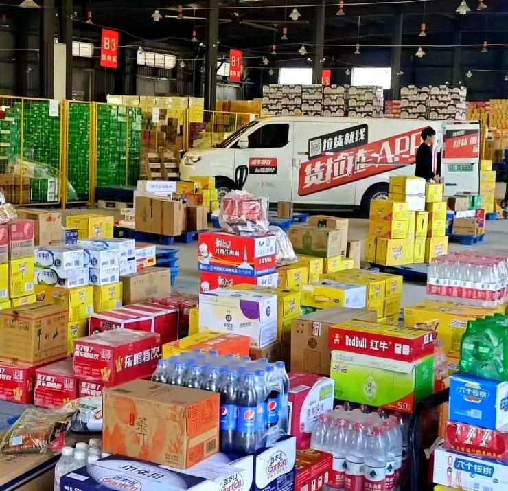 大妈在商店买了瓶水，拧开瓶盖后，不认识字的她就问老板：“老板，看看我中奖没？”老