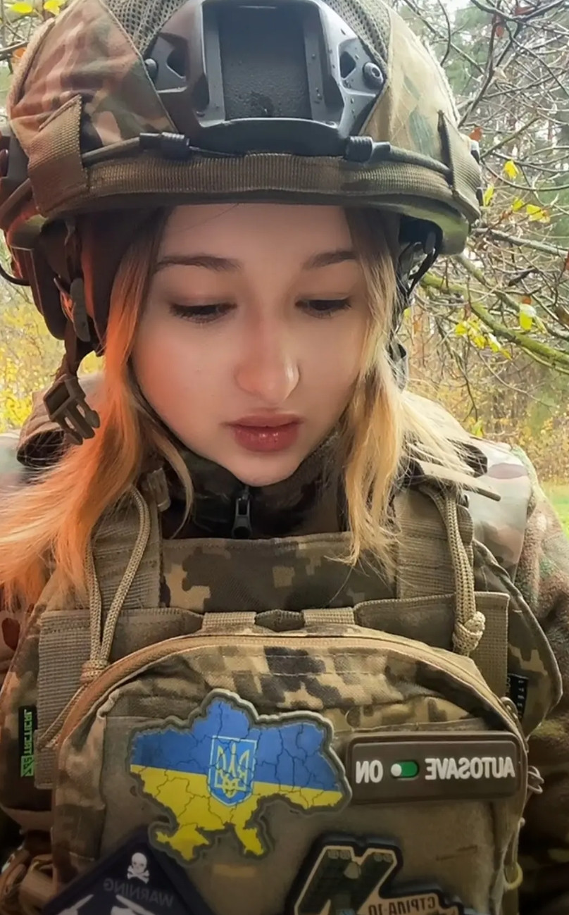 刚刚刷到了一个乌克兰女兵的视频，她拿着两个手机，在野外开直播！背后是一片密林