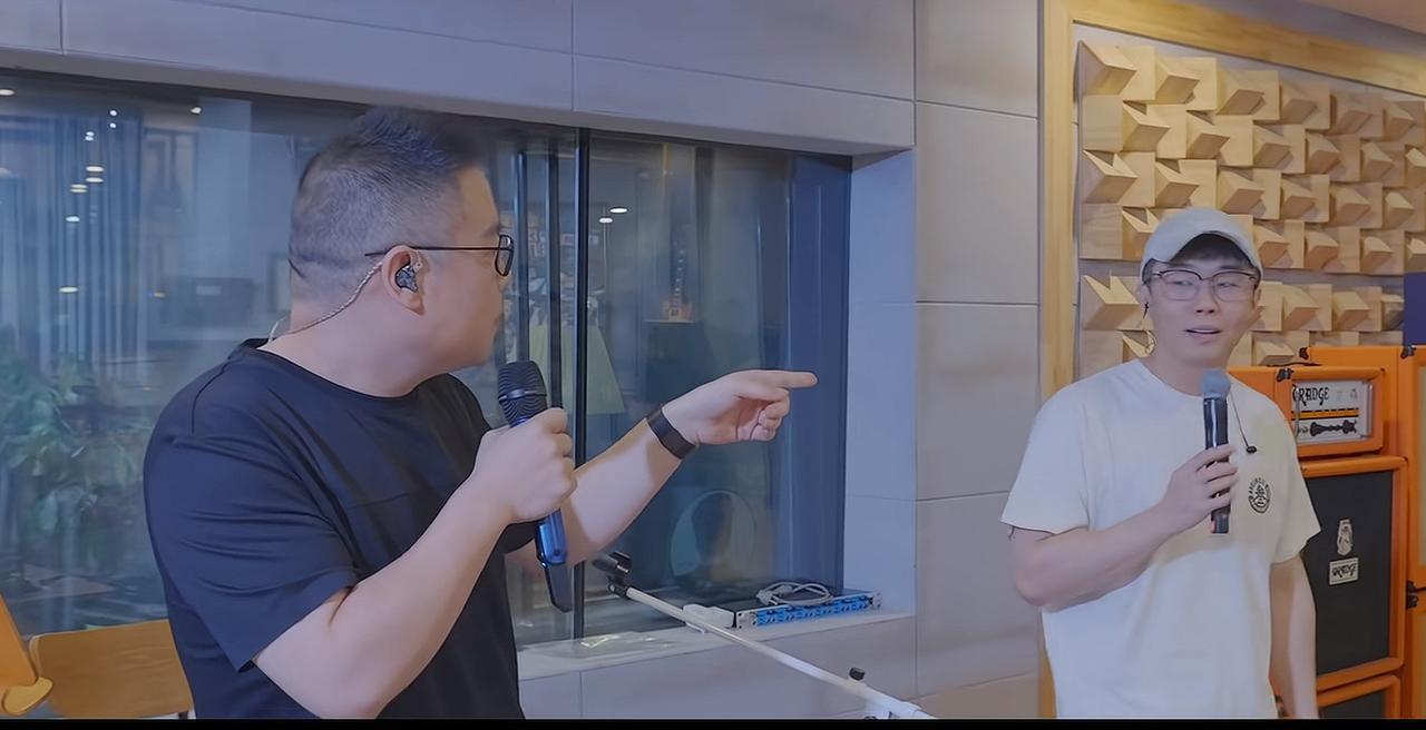 【岳云鹏为师弟暖心定制耳返，不愧是德云一哥，你怎么看？】近日，孟鹤堂、周九良探
