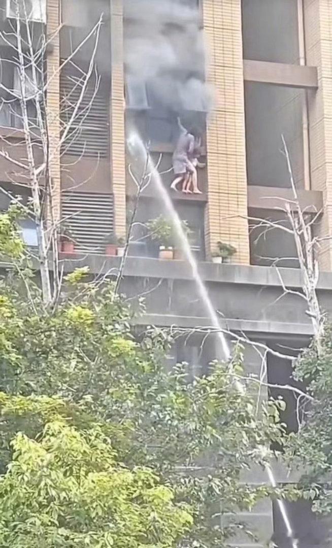 官方回应来了：消防早上6点25接到报警。6点30分救援人员就到达了现场。发现现场