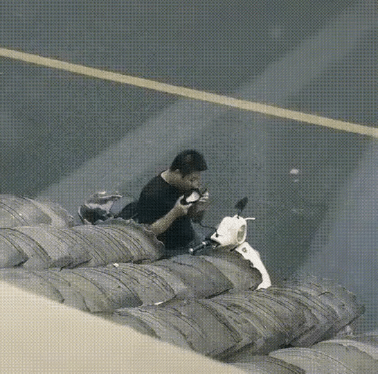 真菌已经侵蚀了他的大脑，所以不受控制