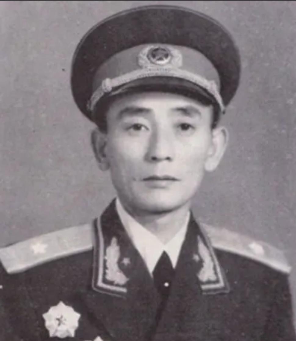1973年，福州军区副司令的妹妹进城，特意来看望他，谁料，妹妹对他说：“哥，我儿