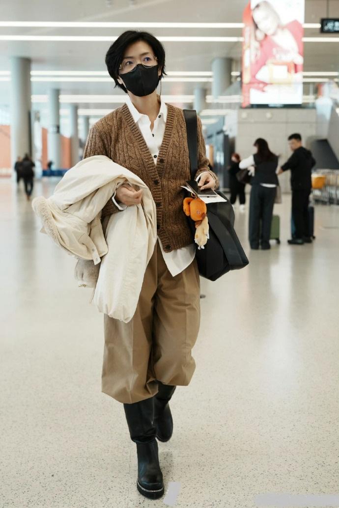 今天万茜现身机场，她这回搭配的很有潮流之美，看起来也格外的年轻，真的好漂亮。