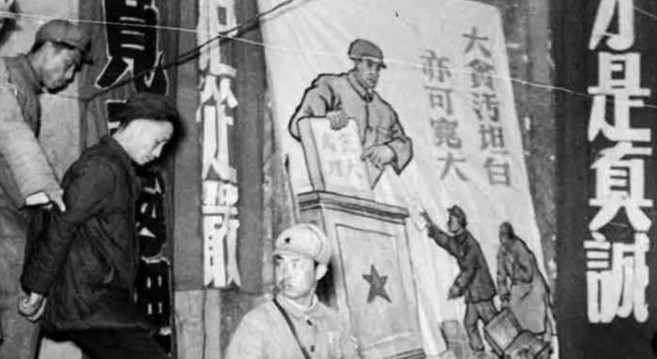 1951年，有人举报：“某干部生活腐化，铺张浪费严重，生活上还不检点。”正值风头
