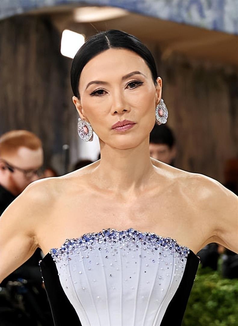 57岁邓文迪带俩混血女儿闪耀Metgala！穿刺绣花瓶裙太美了，好嫩