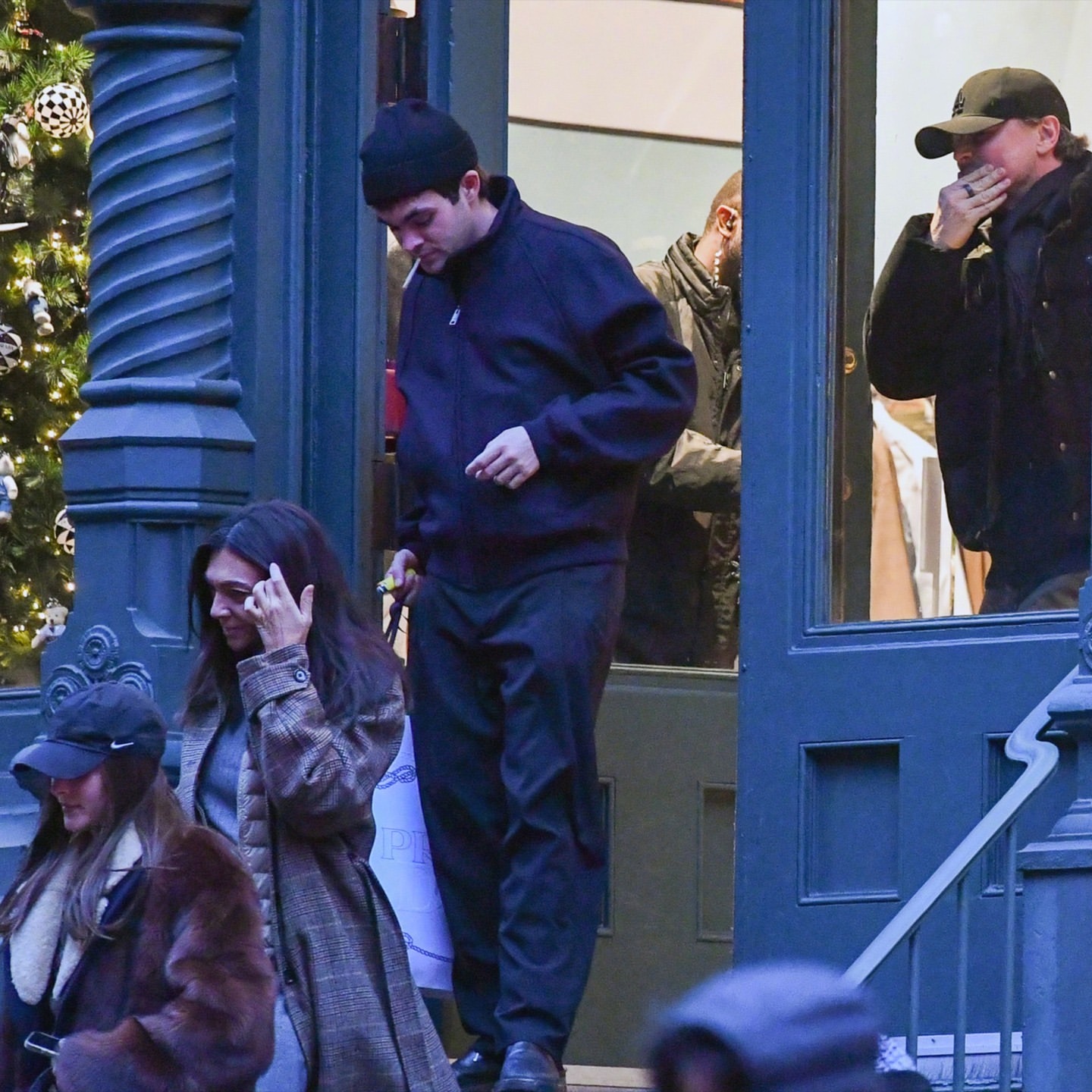 当地时间12月11日，莱昂纳多LeonardoDiCaprio陪同女友Vi