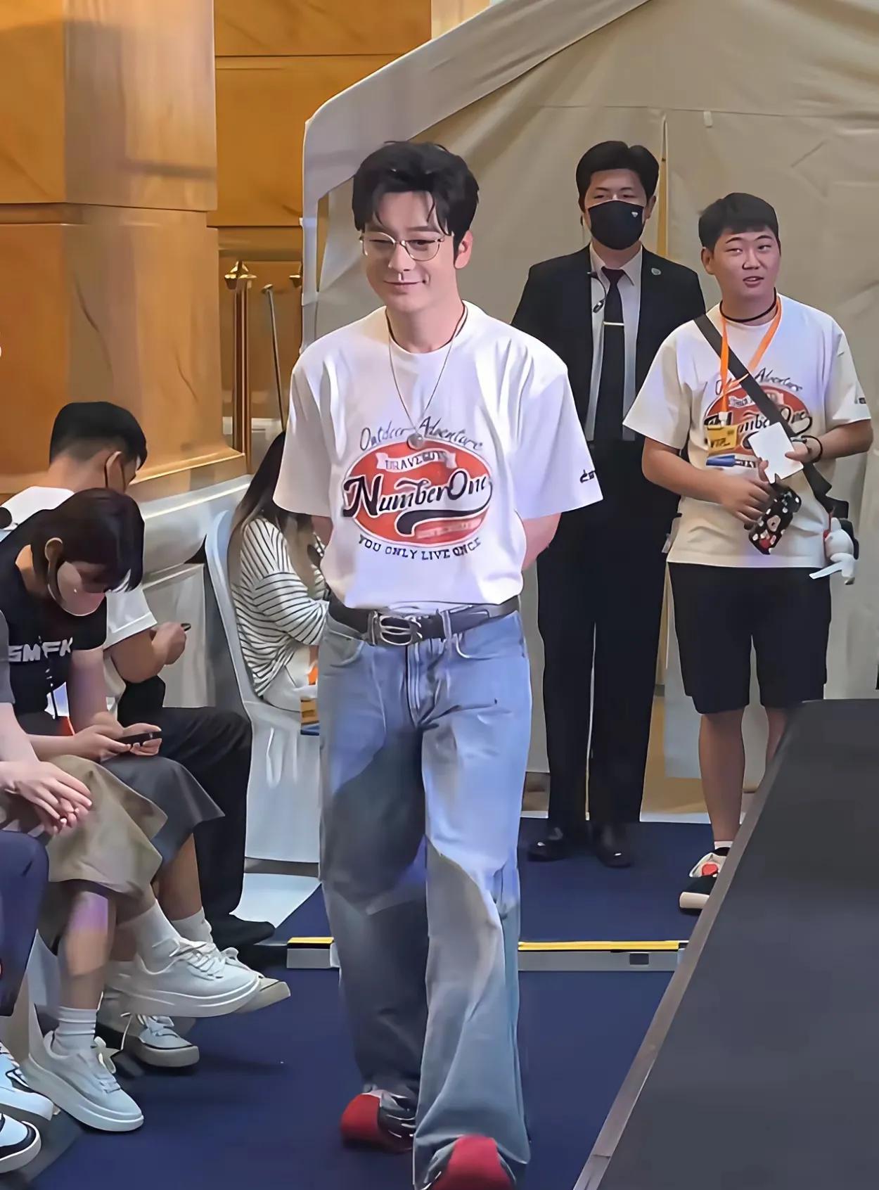 让黄晓明最破防的事情还是发生了不是因为他戴假发装嫩被吐槽而是他原以为，自己偷