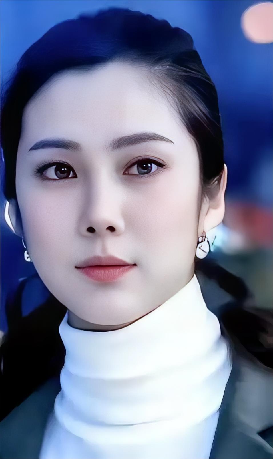王珂最红时被称为“女版于震”。后来抗日剧被禁了。她跟于震一起消失了。她是山东