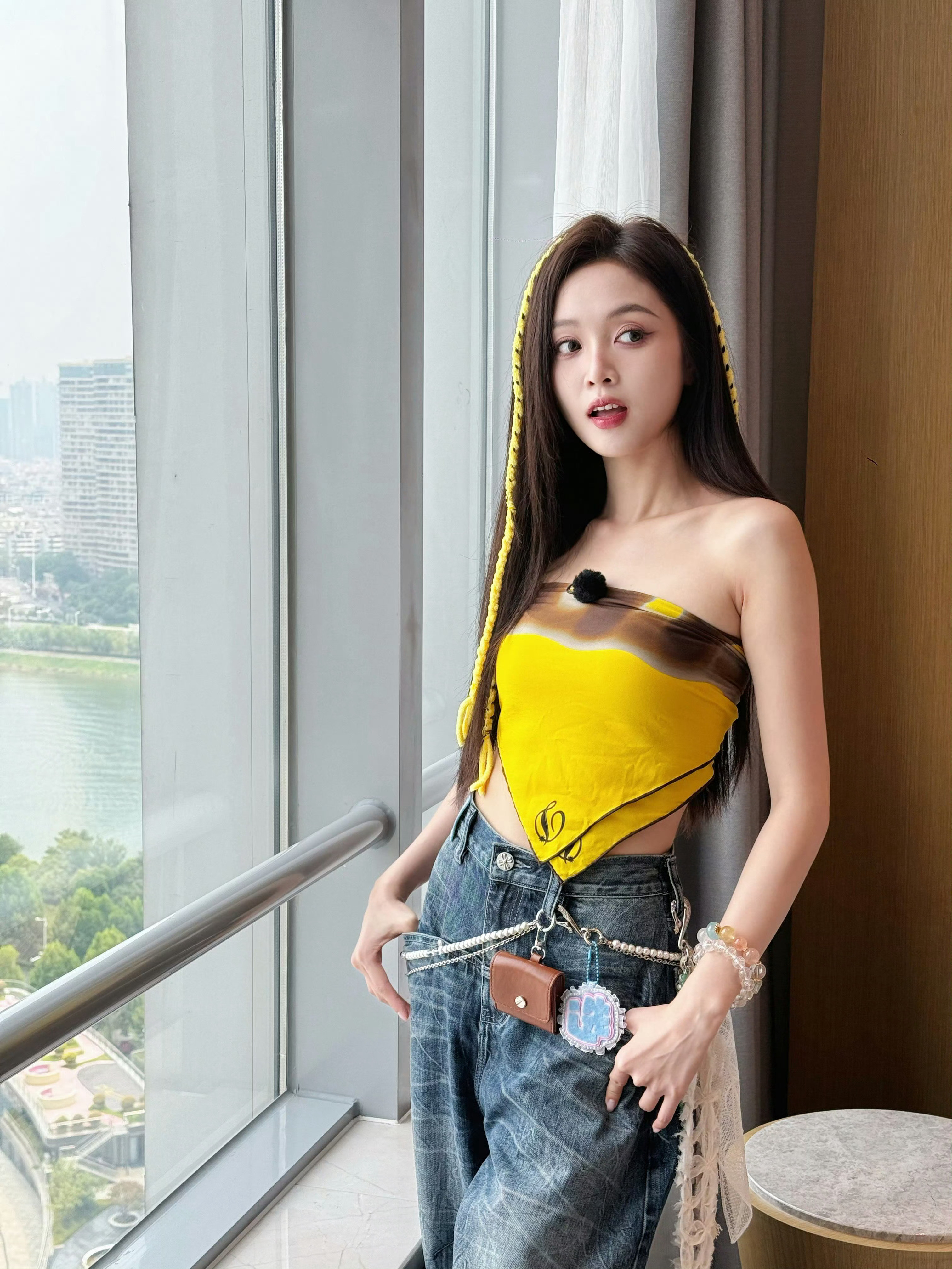 吴宣仪丝巾上衣好漂亮，姐姐的穿搭好潮[爱心]不愧是行走的衣架子！又可以看吴宣仪的