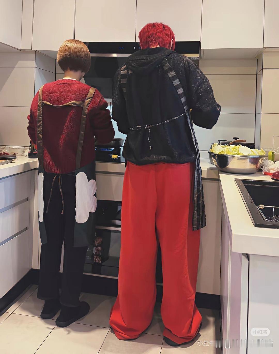 杨丞琳和李荣浩的除夕夜，在普通厨房里吃普通年夜饭。结婚这些年，他们没住在一起。