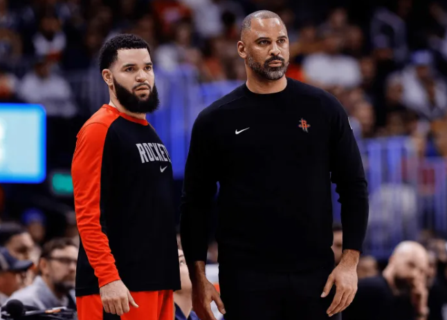 乌度卡续了6年，登哥重回火箭要等球衣退役了相信一定有比乌度卡更适合的教练，但短