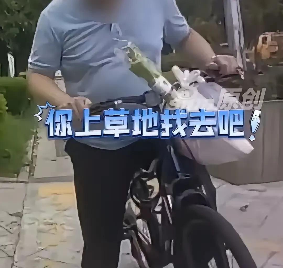 一位老人正常骑着自行车被外卖员的电动车挡住了路，老人对着电动车喊了半天没有承认，