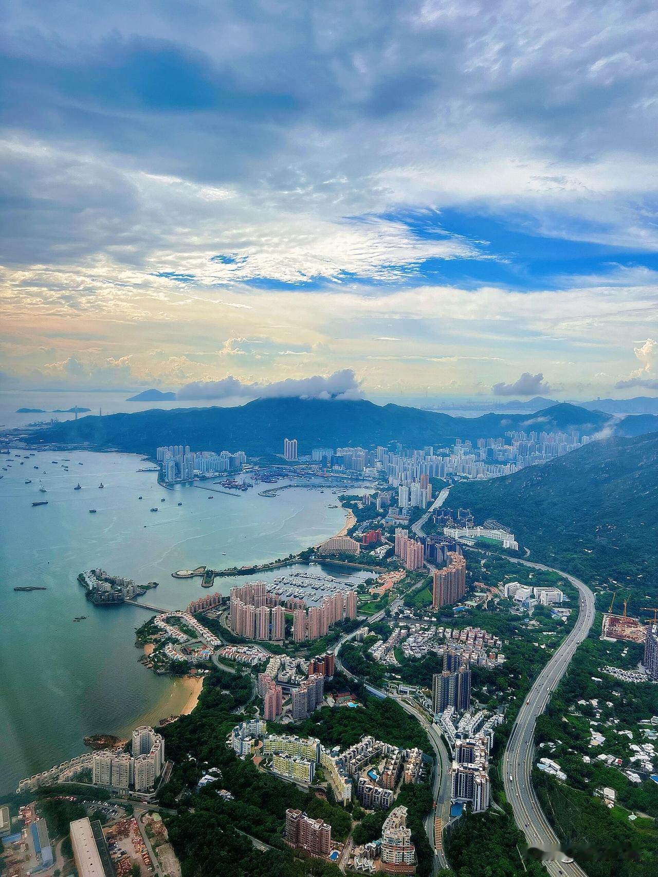 飞机上俯瞰香港！美到失语😭谁懂，快降落香港时，窗外直接美晕！蓝得透亮的海