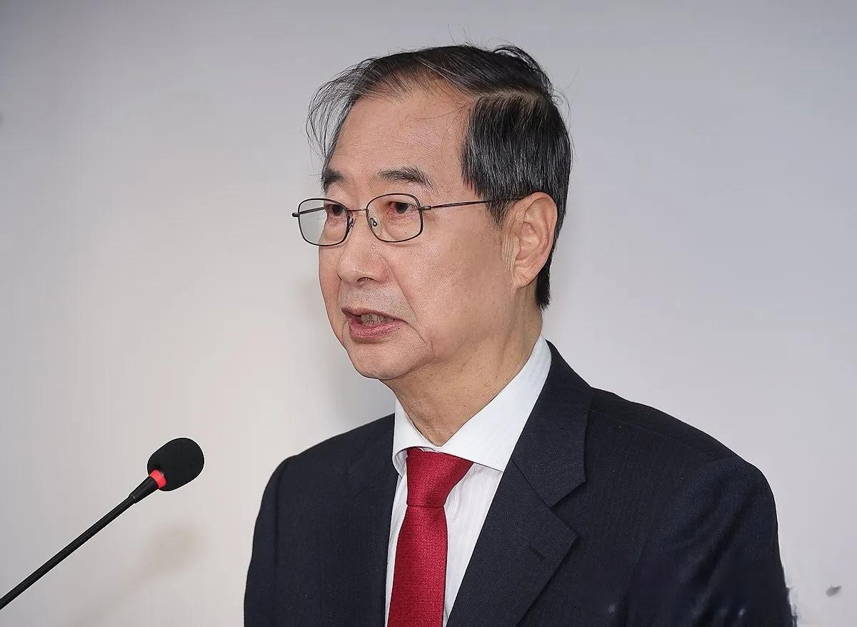 昨天，刚因为被“禁足”登上头版的韩德洙突然发声：全力支持金文洙胜选。没刻意