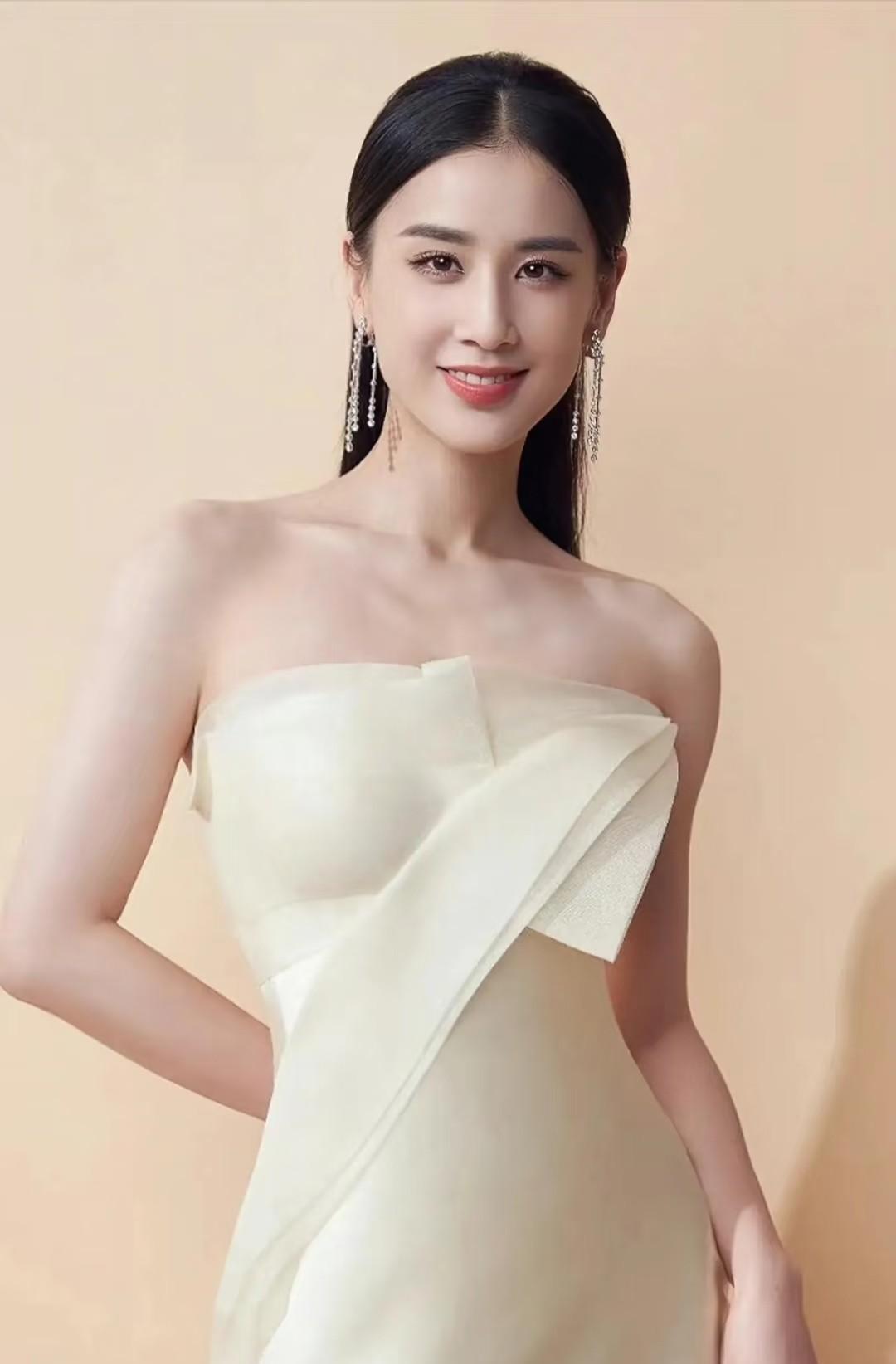 杨子曾说每年都会给黄圣依两个亿供她消费。曾经还以为杨子对黄圣依真挺大方。直到