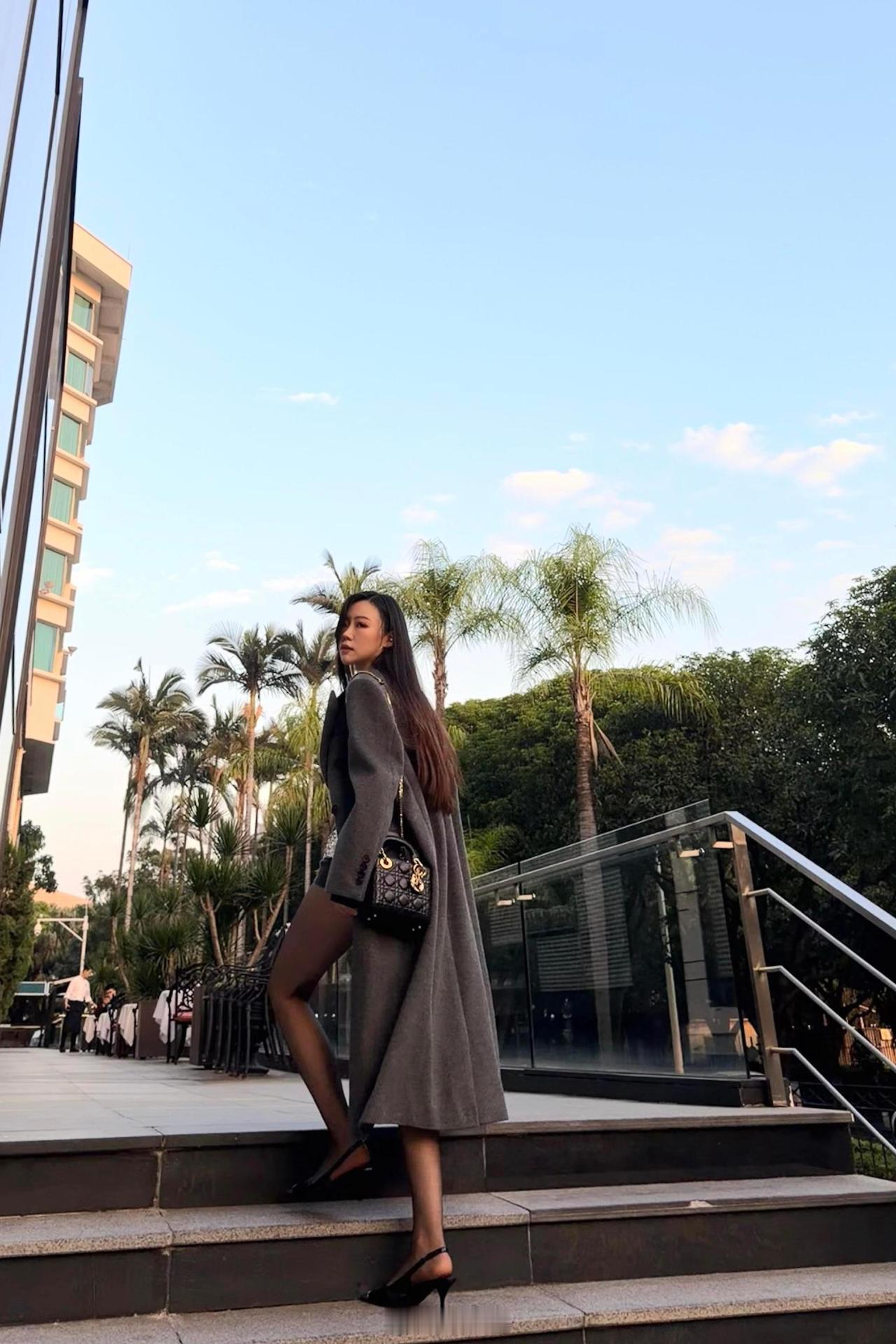 拜托你假装着迷一下​​​