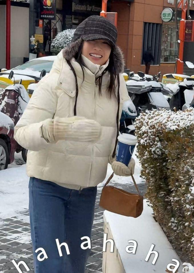 董洁骑行游北京，吃白膜糖葫芦羊肉串，直接站在街上吃，真的一点明星的负担都没有，一