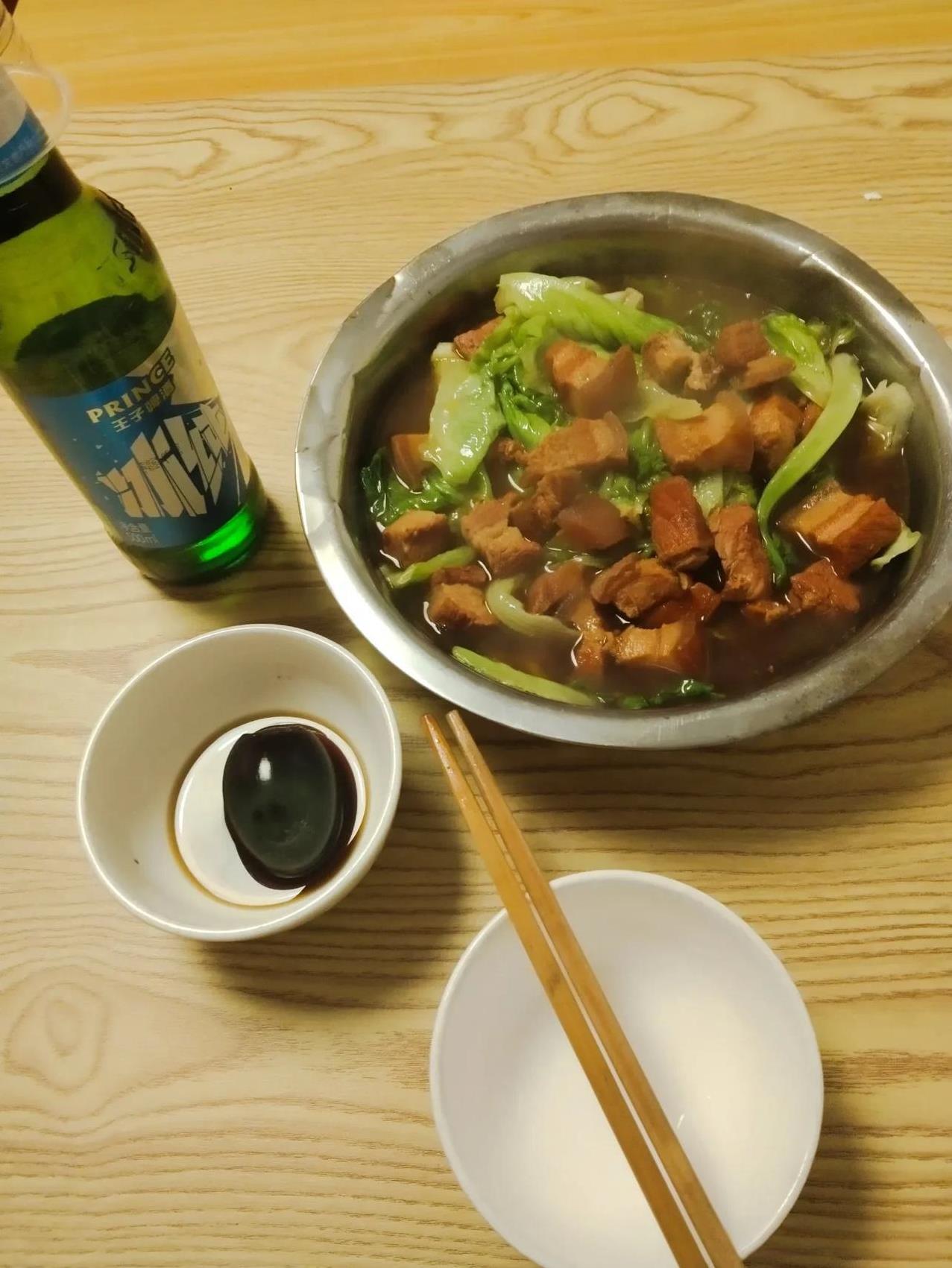 这是我的晚餐，准备开吃了！估计没有哪个女的像我这样，晚上敢吃这么多肉的[笑着哭]