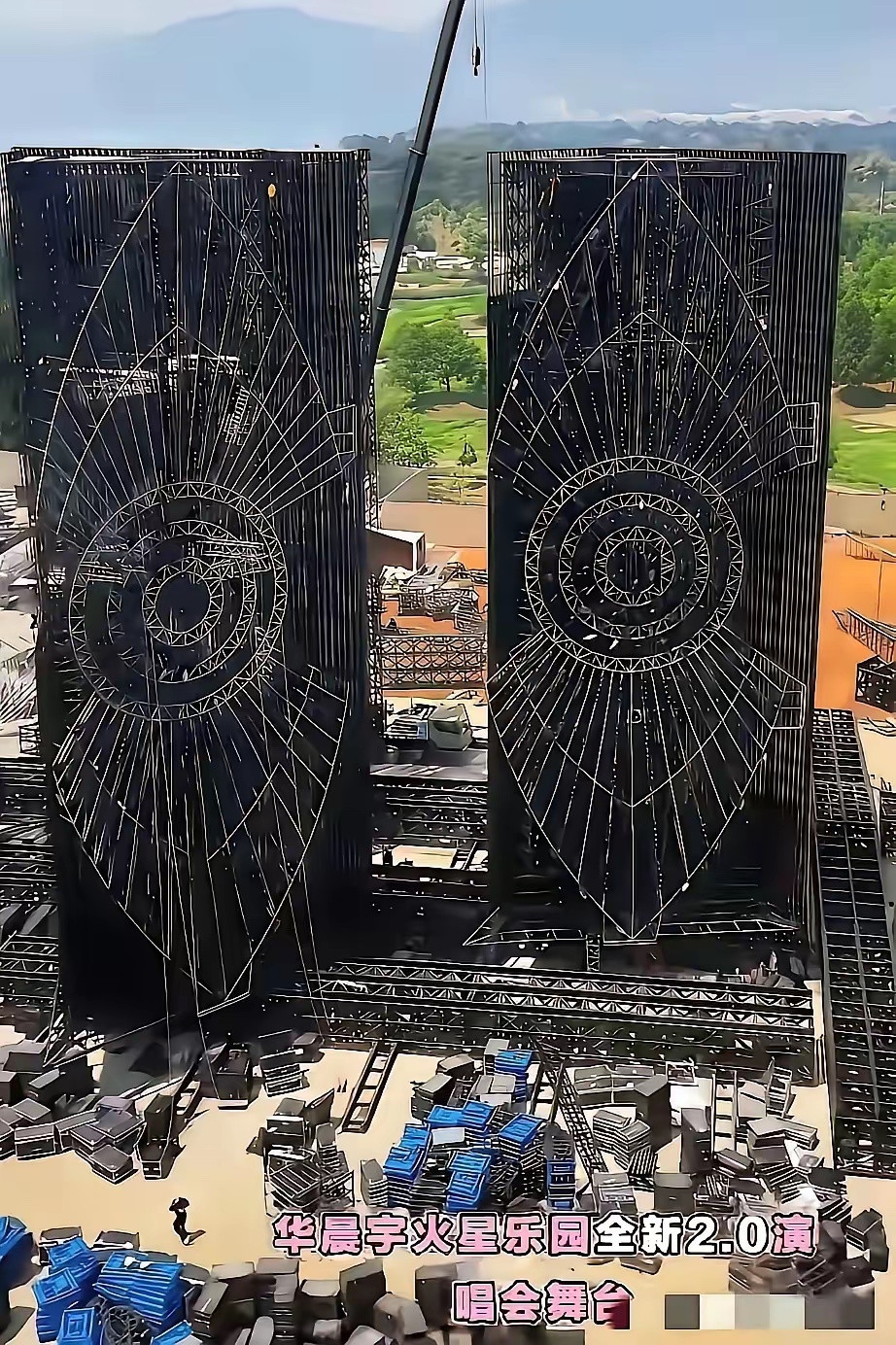 华晨宇一点都不冤，这么大的一双眼睛都敢弄出来。别说只是拆除，就算罚10亿我都觉得