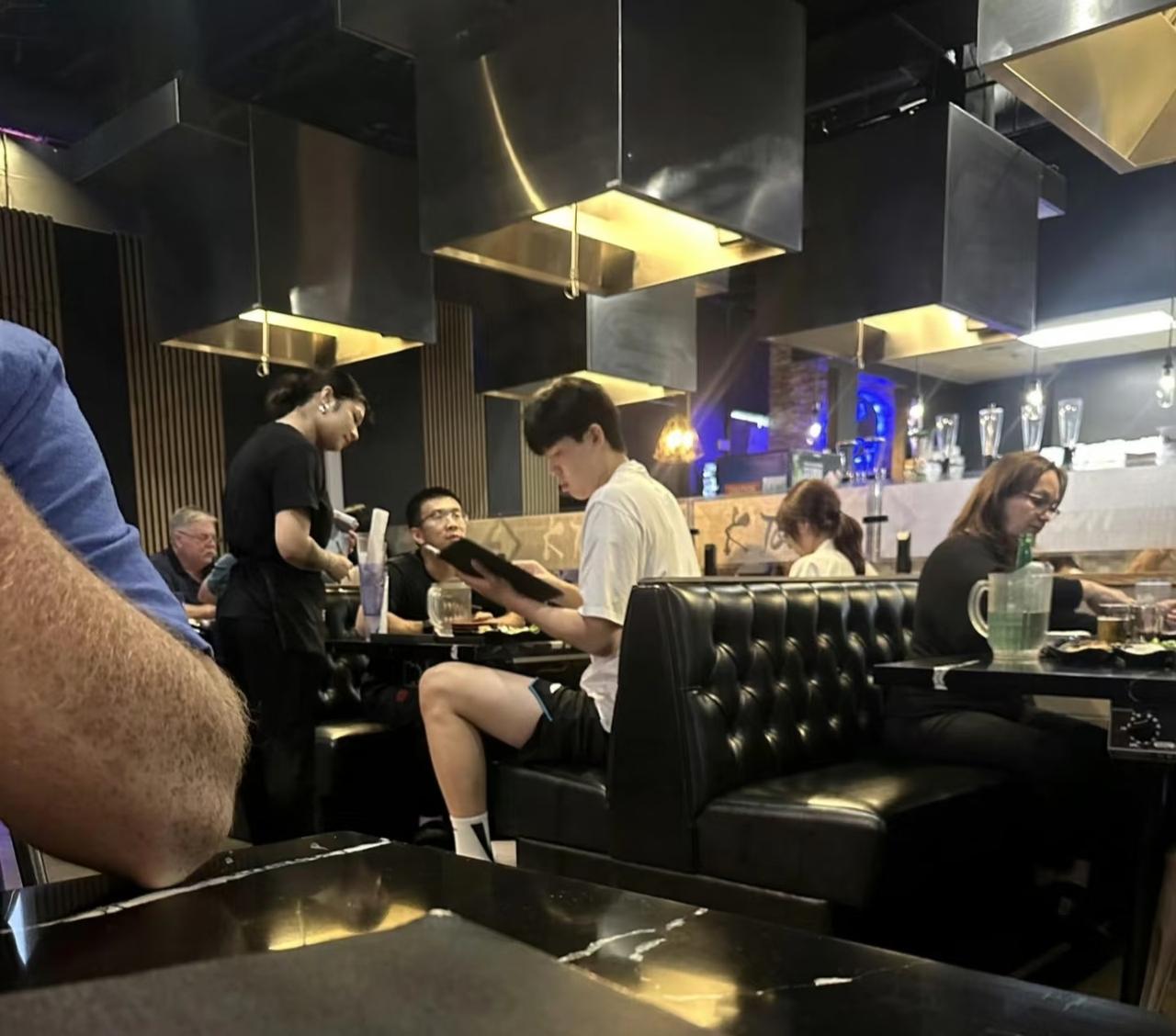 杨瀚森被打哭了！女友却被球迷喊赶紧回国！杨瀚森的女友本来是在龙狮俱乐部上班的