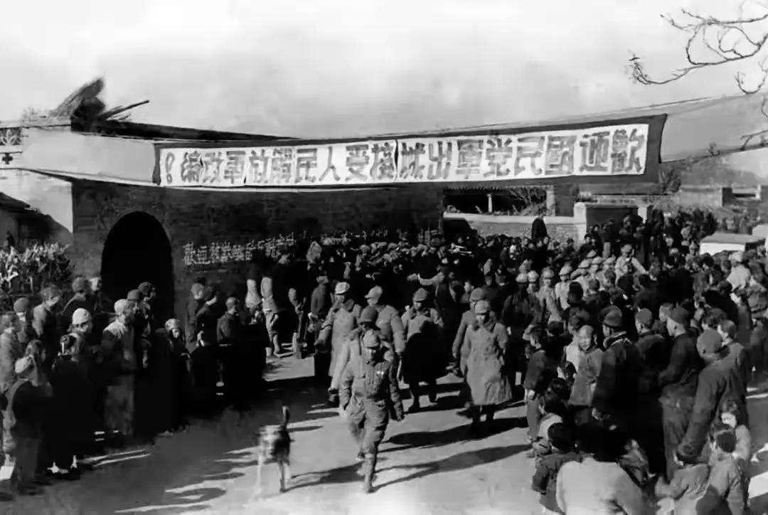 1949年1月23日清晨，北平城里的军统特务们争先恐后挤上飞往南京的飞机。但有一