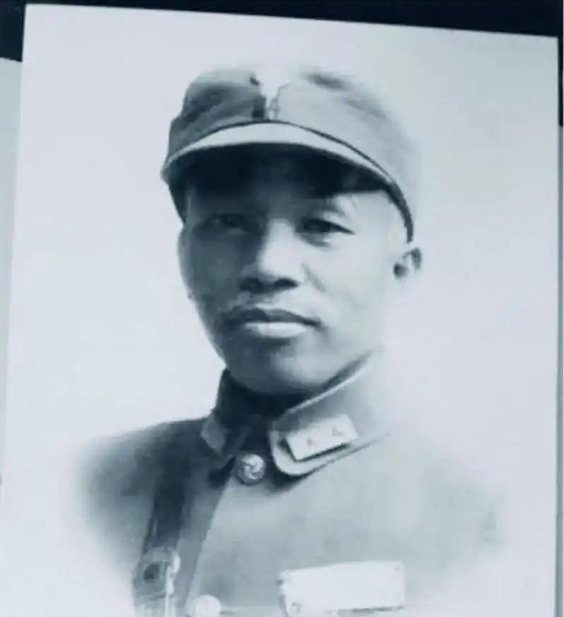 1937年，当南京守军接到撤退命令时，粤军66军军长叶肇抽出佩刀，没人知道这支衣