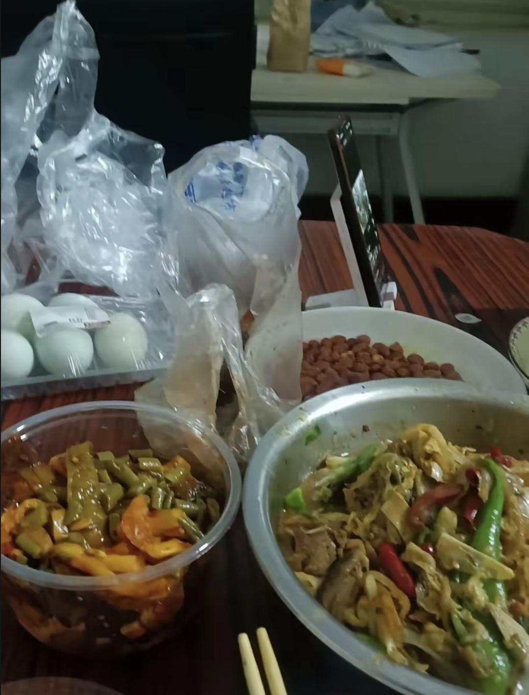 店里有位宝鸡阿姨,带着老公儿子在城中村租房子。老公是个小区保安,月薪两千八,儿子