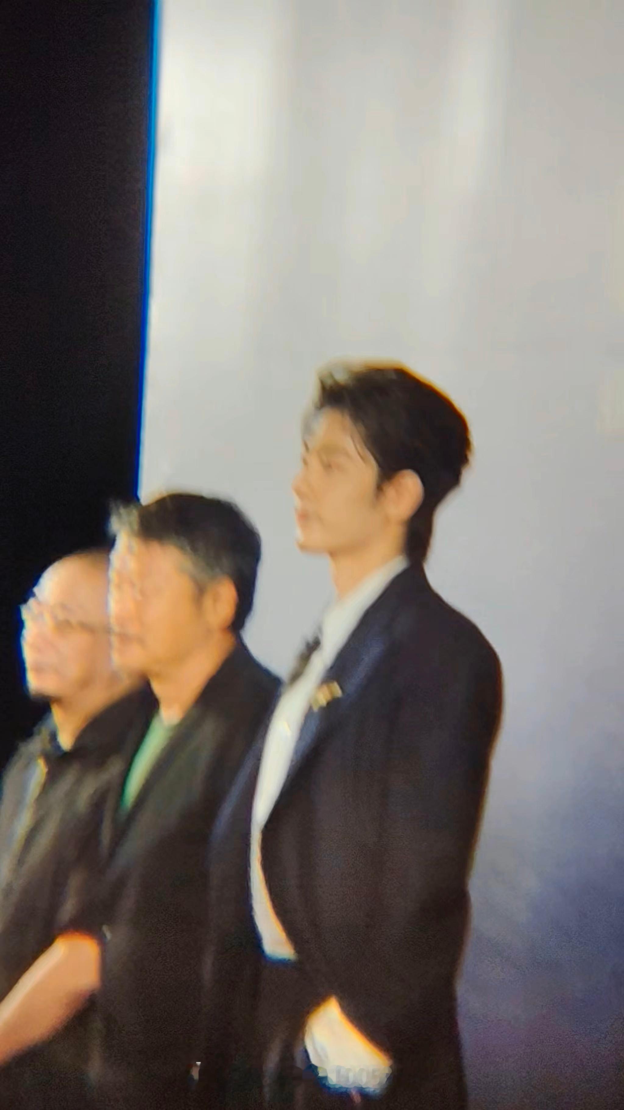 呃……姐妹你是真的激动坐肖战前面的导演回应假装合照