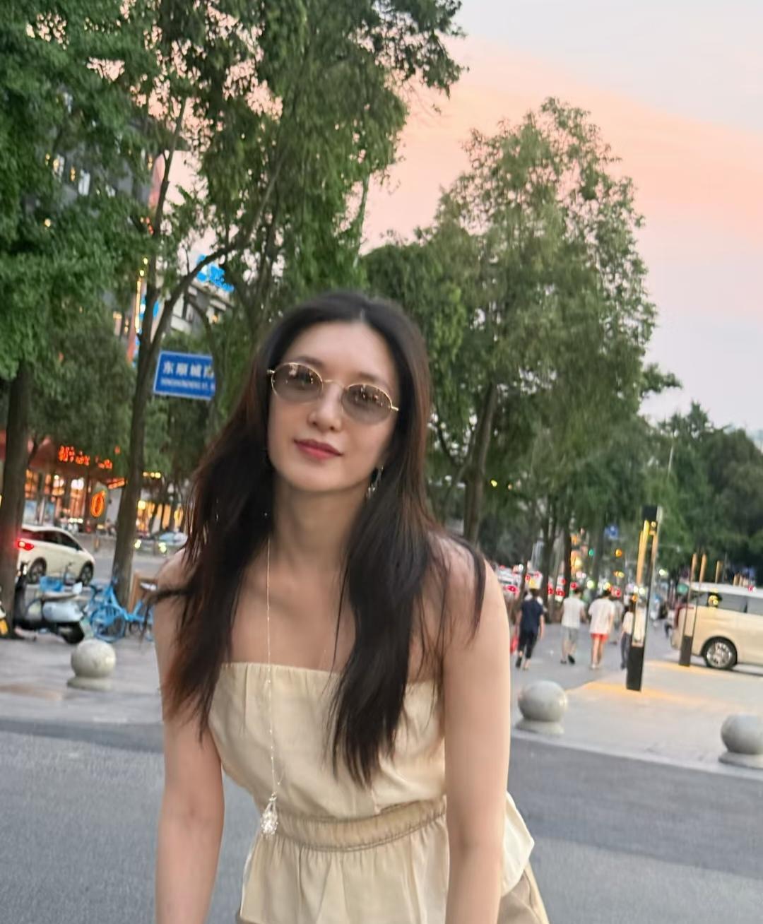 江疏影，这样的衣服，她穿着不低俗反而很高贵。