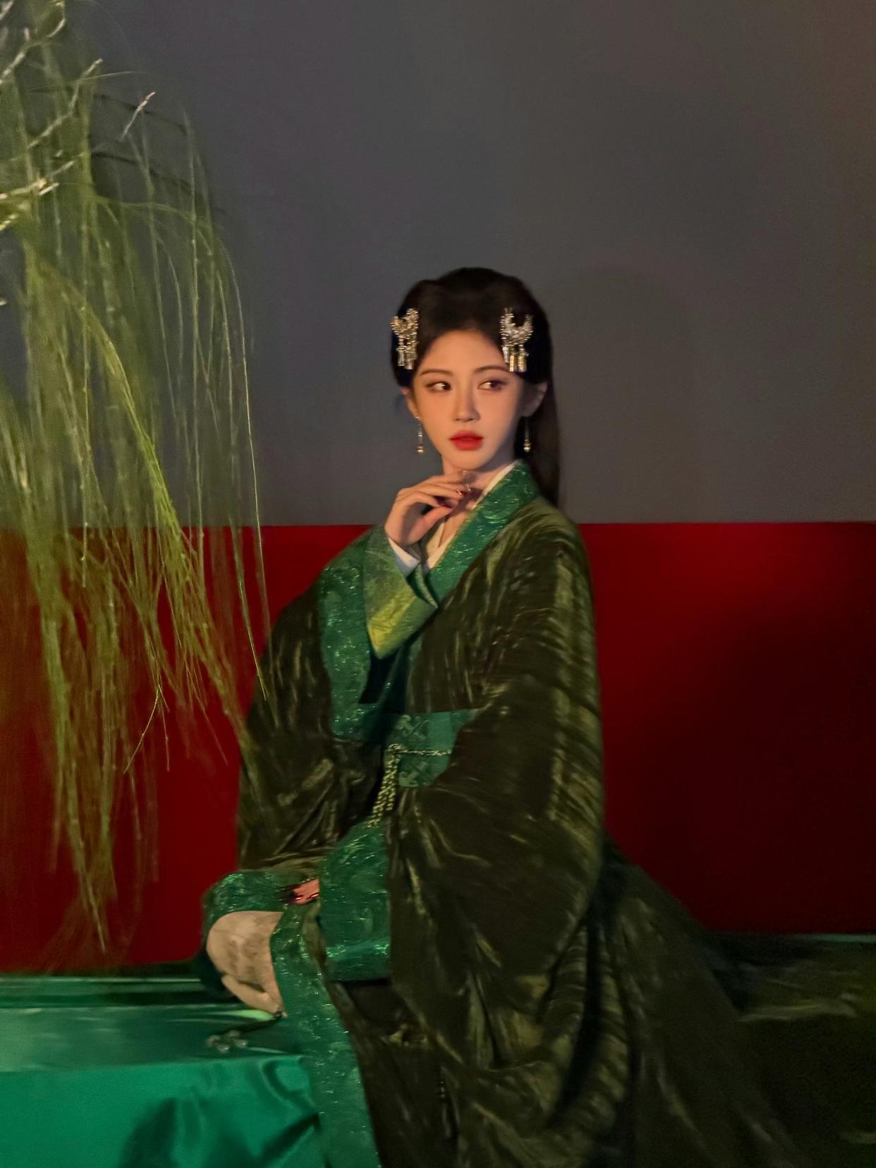 1.唐艺昕前两年没什么工作的时候天天在家炒股、理财，不过她确实不太擅长这些，大部