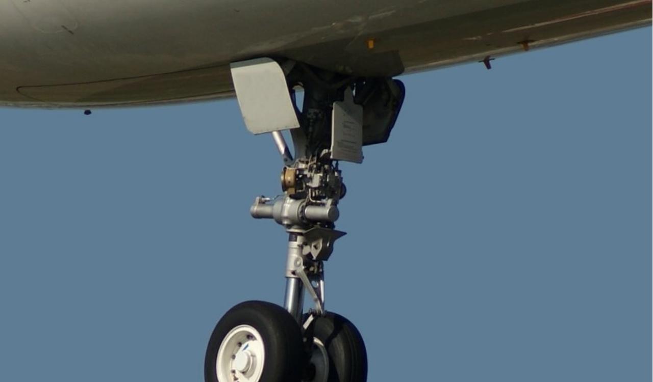 1997年8月，一架空军歼击机因起落架被卡住，而迟迟无法落地。机舱里的程海林