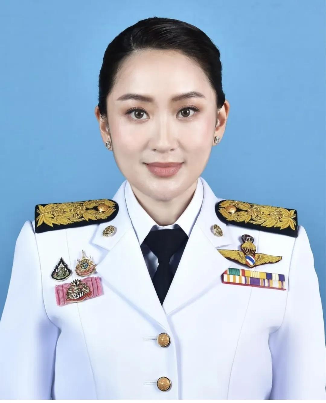 泰王站位于佩通坦！8月27日，泰王对司法部发表视频讲话，讲话内容意味深长。他说：