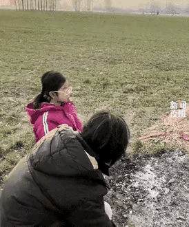 泪目！河南，女孩过年前和姑姑一起去看望去世的妈妈，两人准备离开时，女孩突然跪在妈