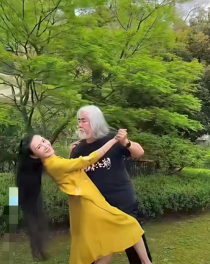 75岁的张纪中把留了三十多年的白胡子剃光了，白发染成黑色。原因不复杂，44岁的妻子杜星霖在直播里说他