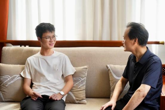 海宁有一名考生，去年已经被北京大学录取，却没有前去报到，复读1年后，他考出了71