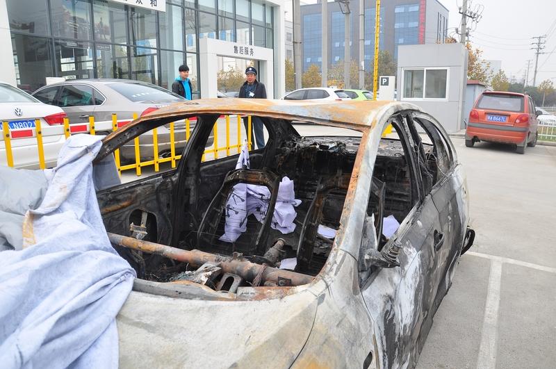 成都这起4S店外燃爆事件太让人痛心了。据“成都高新公安”通报，54岁的本地男子段