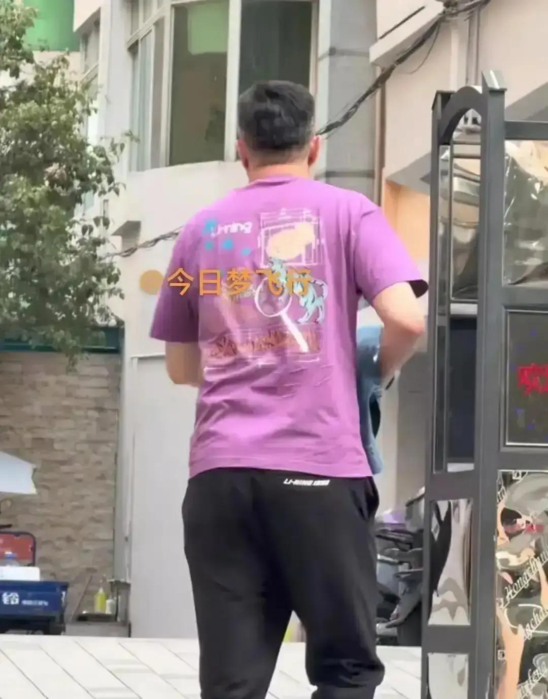 麦考尔提前三天拆靴，省二医的康复师把冰桶当饭桶，一天三趟往基地跑，就是要赶在青岛