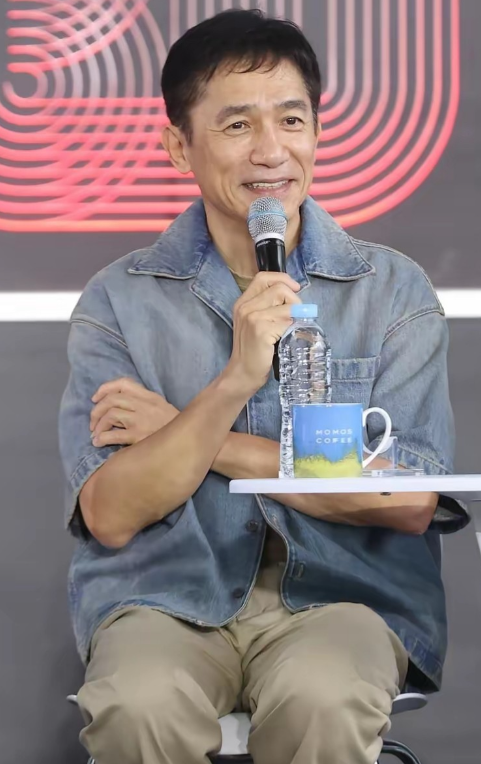 主持人问63岁的梁朝伟:“你这么优秀，为什么不生一个孩子呢？”梁朝伟摇摇头:“不