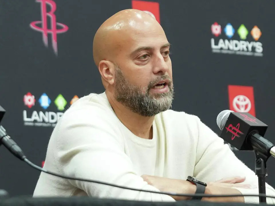 火记：亚当斯的伤病恢复情况怎么样了？斯通：他恢复得非常好，范弗里特也是。两人都在