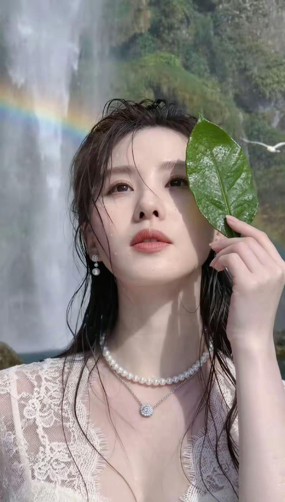 刘诗诗美得像天使五官精致柔和吴奇隆真的是捡到宝了[比心]