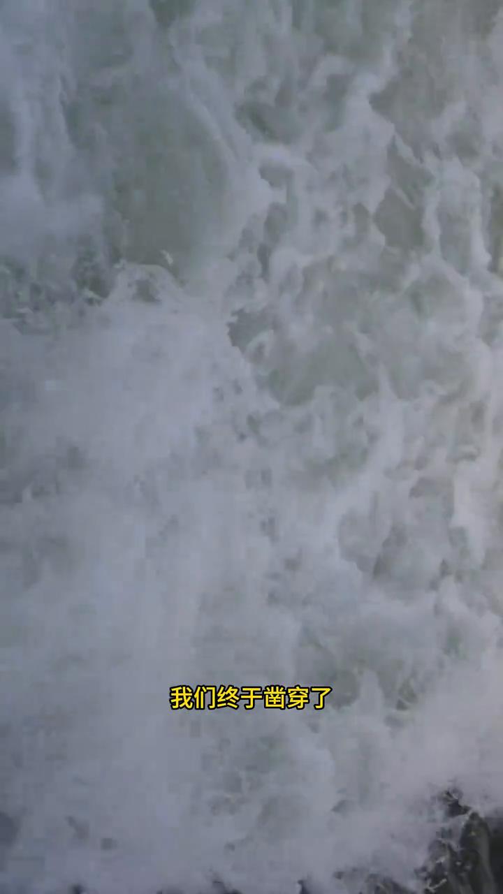 新疆凿穿昆仑山支脉，引雪水入沙漠。这是二师三十八团二级水利工程的现场，碧水滚滚