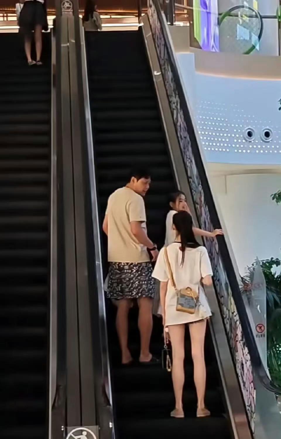 路人甲：（惊）老范，你不是最烦逛街吗？怎么还陪着？范志毅：（叼着烟，瞥一眼老婆