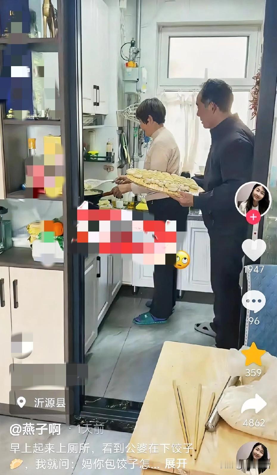 近日，山东淄博，一名女子早上起来上厕所，看见厨亮着灯，走过去一看，婆婆正在煮饺子