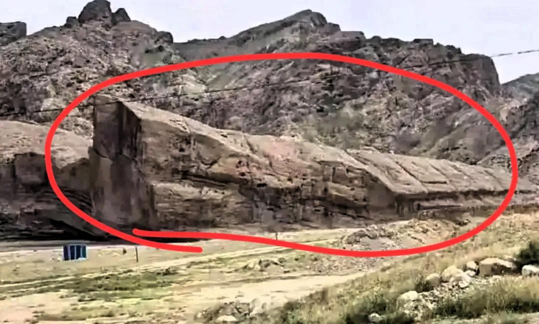 水杯不应该大于生命！虎跳峡落水男子错就错在，他不应该站在“发疯石”上去洗杯子。