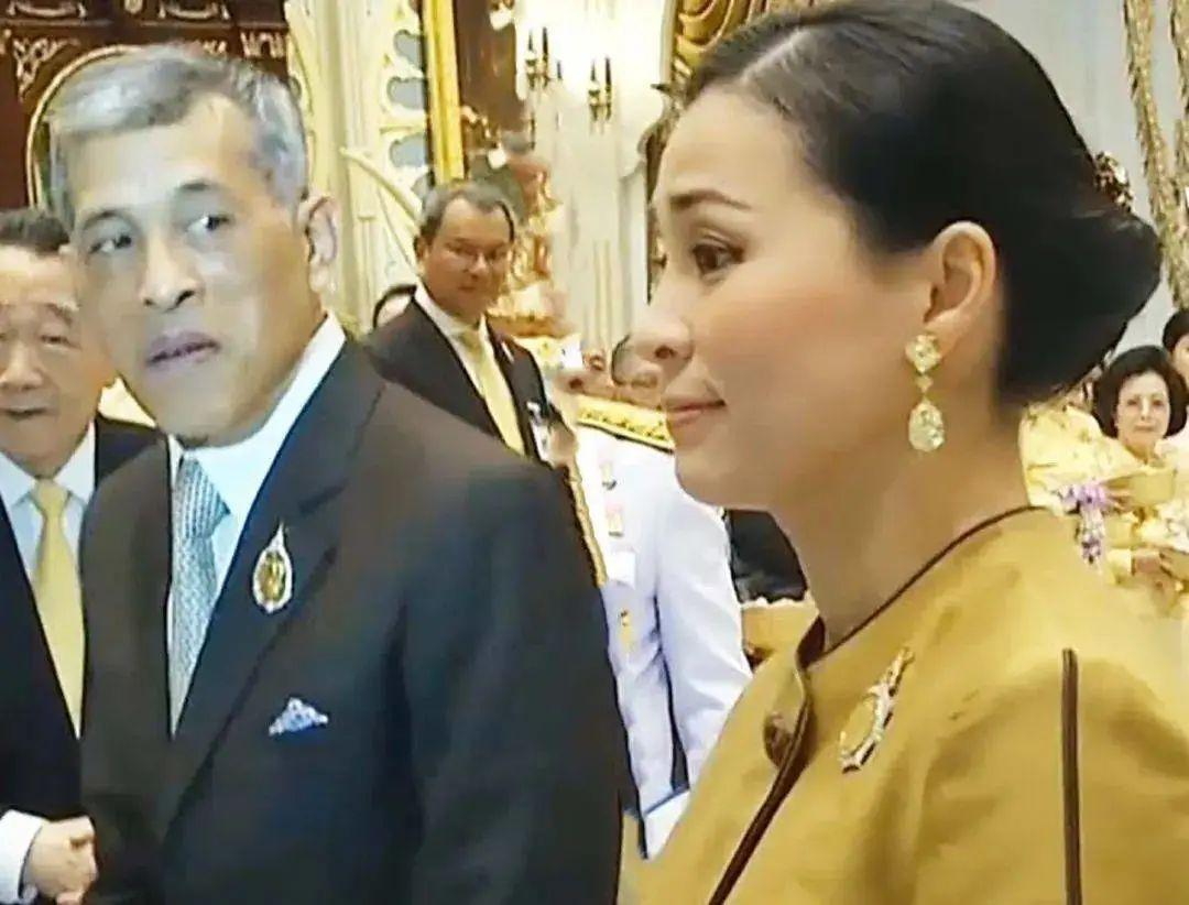 泰王再怎么瞪苏提达王后，苏提达王后都一副淡定自若的样子。可泰王冷落西拉米了，西拉