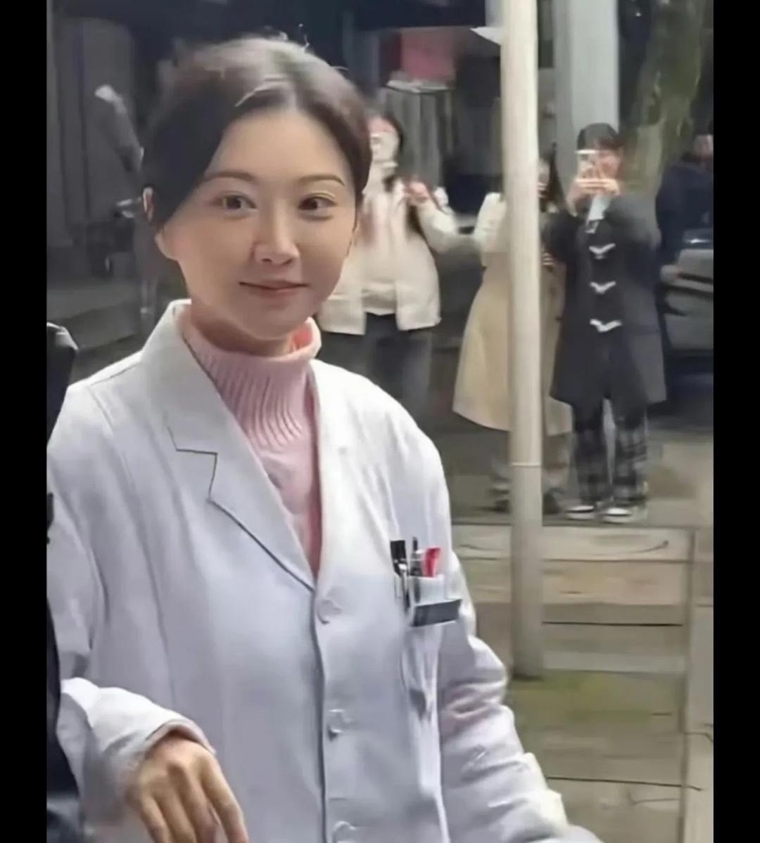 景甜36‏‎⁠岁了，这组剧⁠照是纯素颜，状态也太‏‎真实了⁠‎。