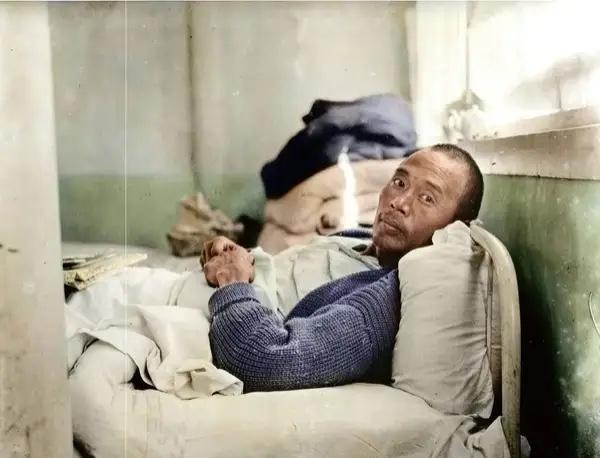 1933年，喜峰口一役结束之后，受伤的第29军2团团长李曾志在病床上治疗时的照片