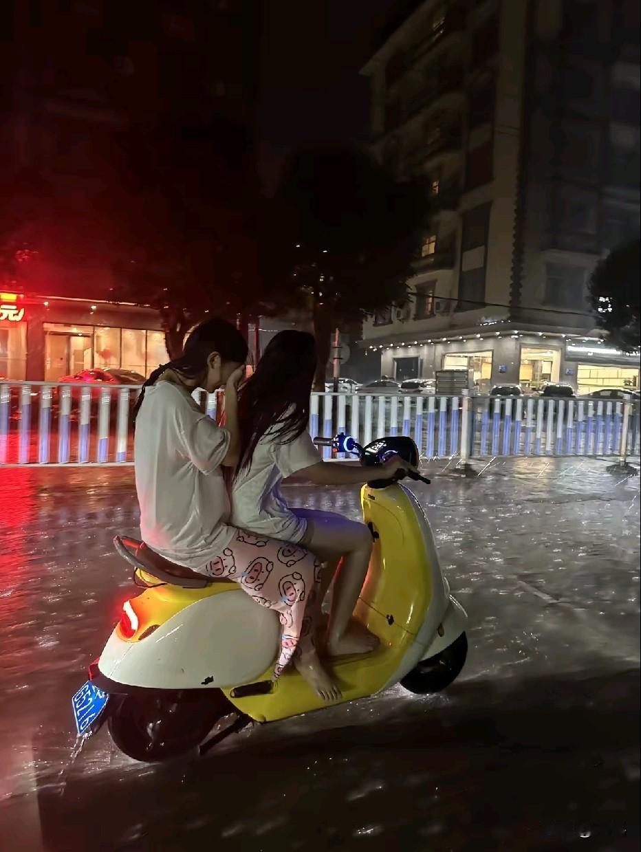 别犯傻了没有男孩子会陪你淋雨