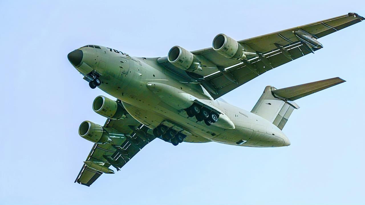 Y-20B运输机换雷达了？——图1是电视新闻里，西飞生产车间里的Y-20B，